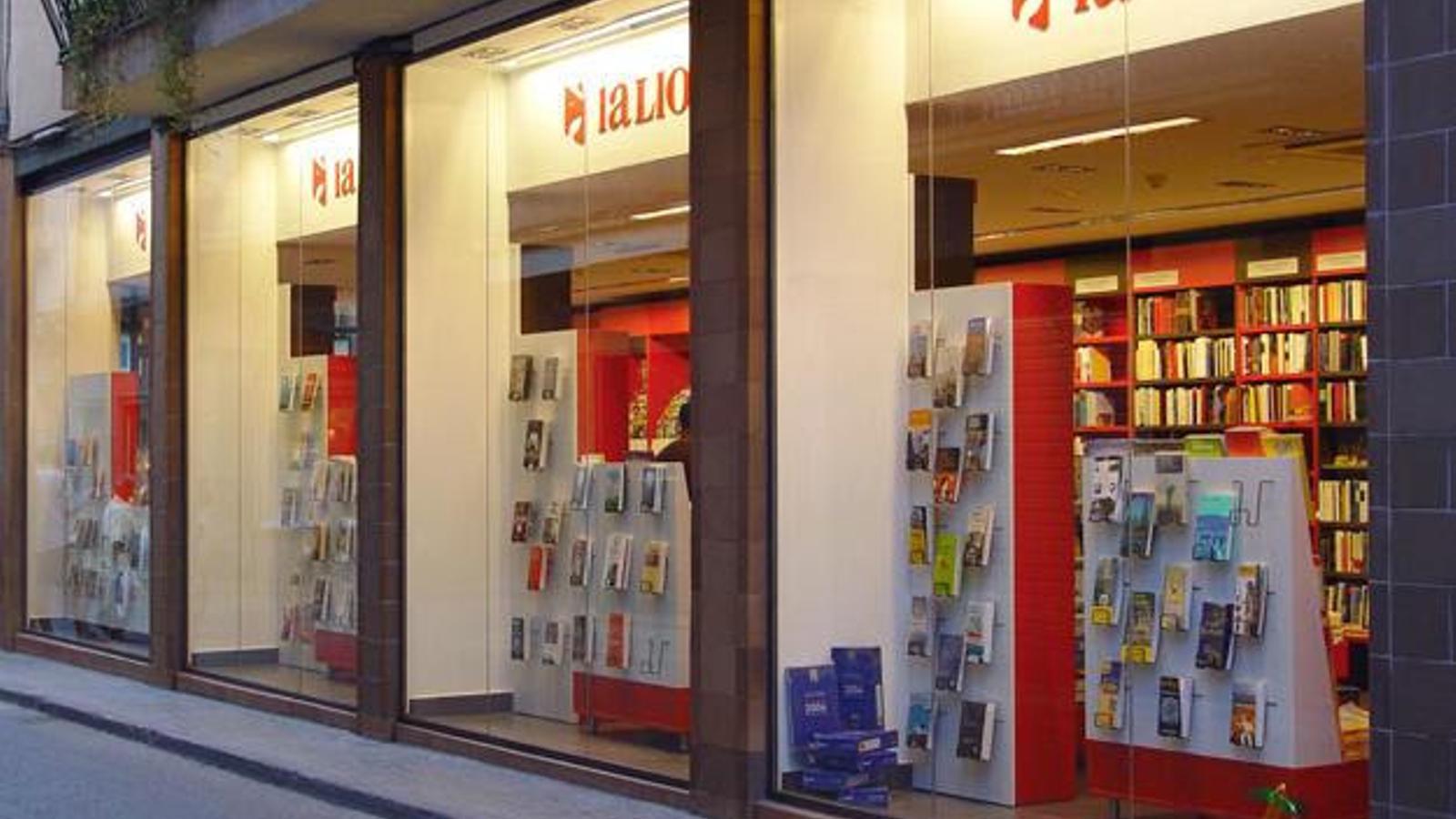 The shop window of the bookstore La Llopa of Calella de mar