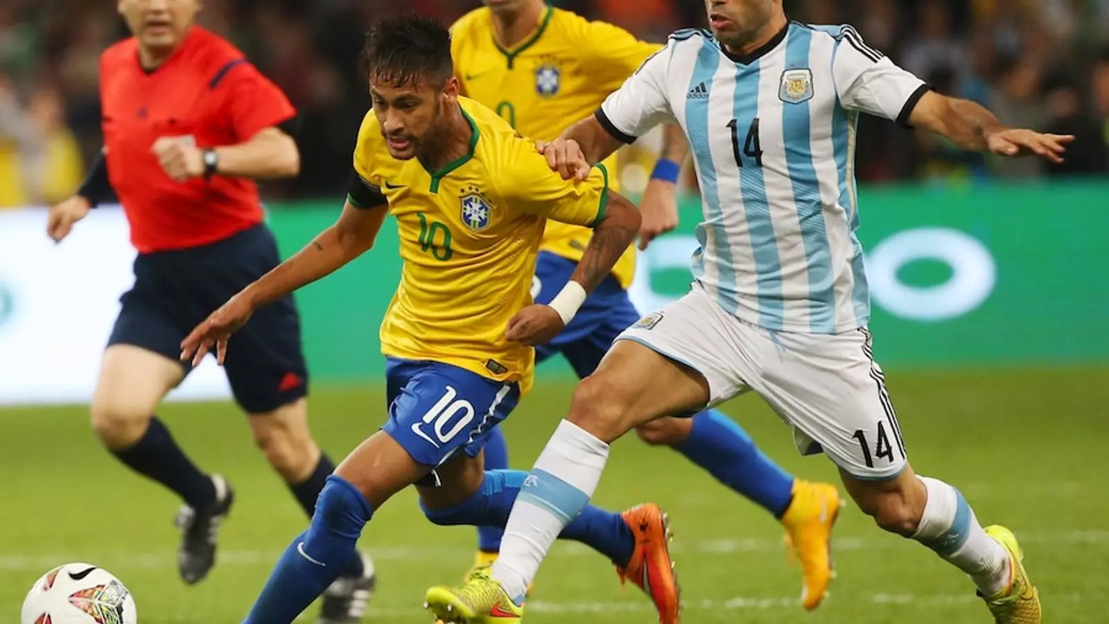 Neymar i Mascherano lluiten per una pilota davant Tardelli, el golejador del Brasil-Argentina / HOW HWEE YOUNG / EFE