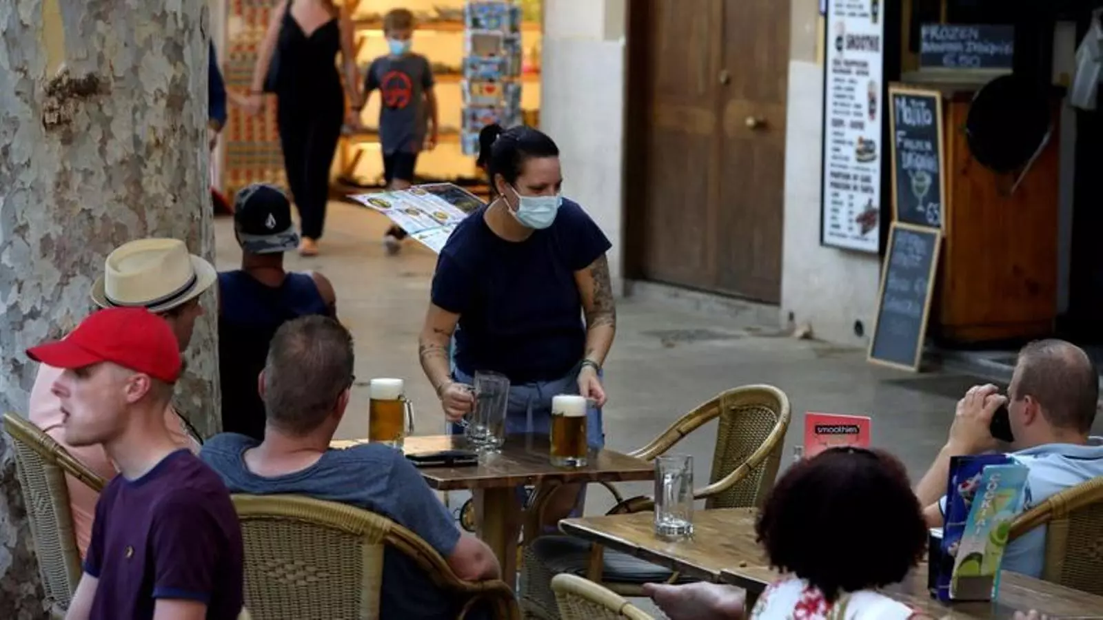 Una cambrera treballant en un bar del centre de Palma.