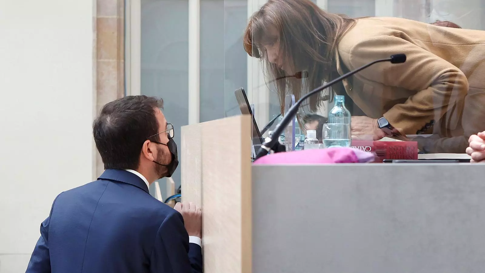 El candidat d’ERC, Pere Aragonès, amb la presidenta del Parlament, Laura Borràs, divendres.