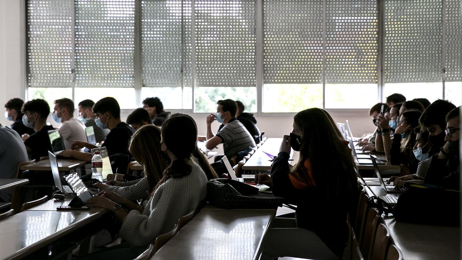 Several students in a classroom at the Autonomous University of Barcelona this autumn.