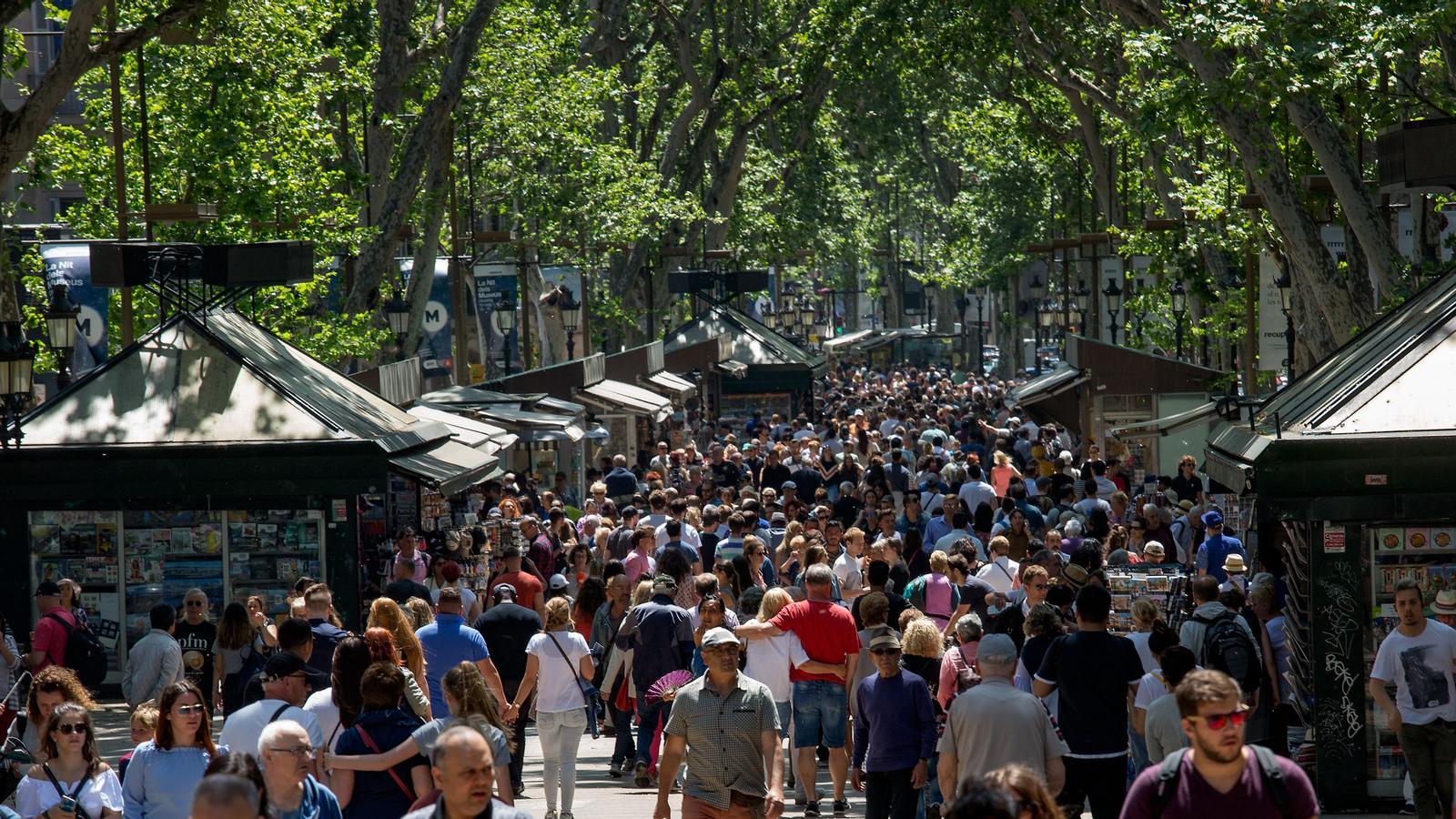 Imagen de archivo de la Rambla de Barcelona llena de gente
