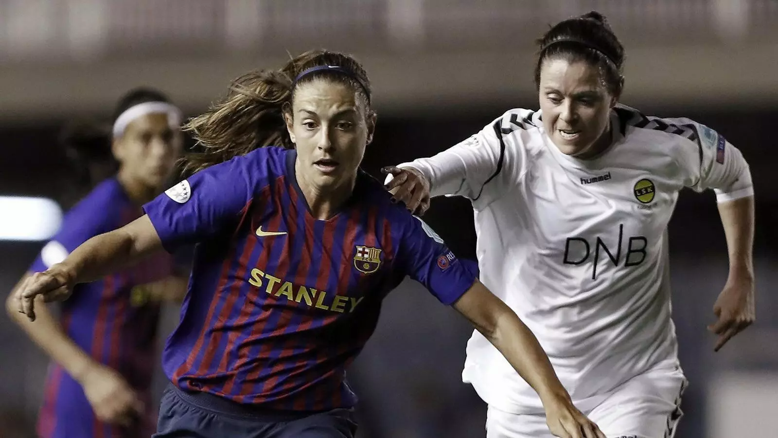 Alexia Putellas, jugadora del Barça, conduint la pilota durant el partit d’anada contra l’LSK Kvinner noruec.