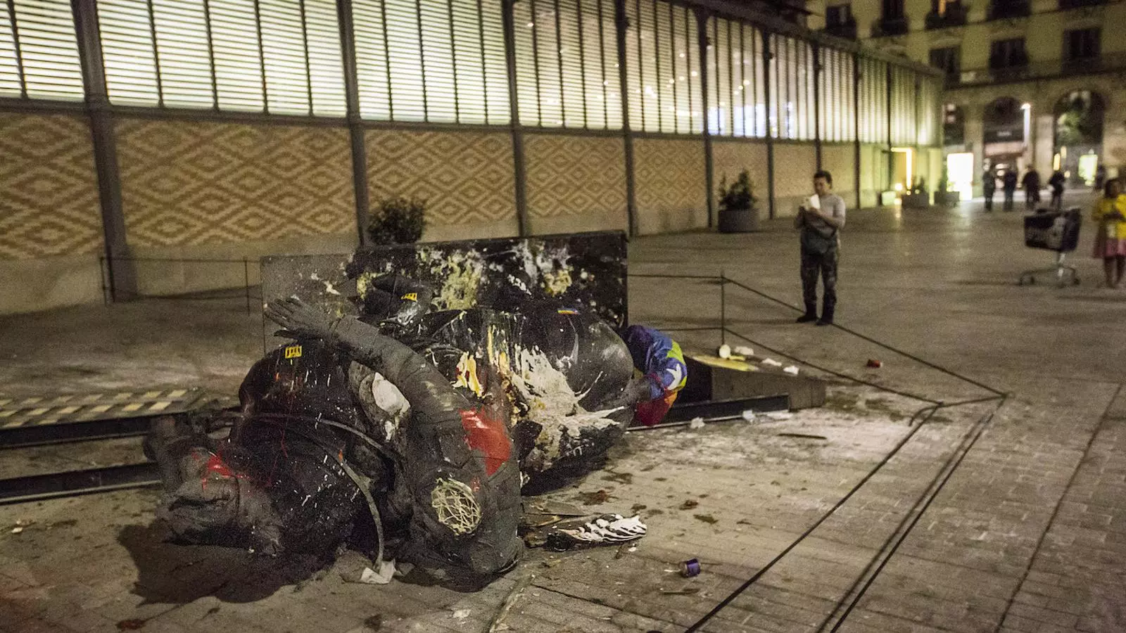 Així ha acabat l'estàtua de Franco al Born: per terra, plena d'ous i pintades