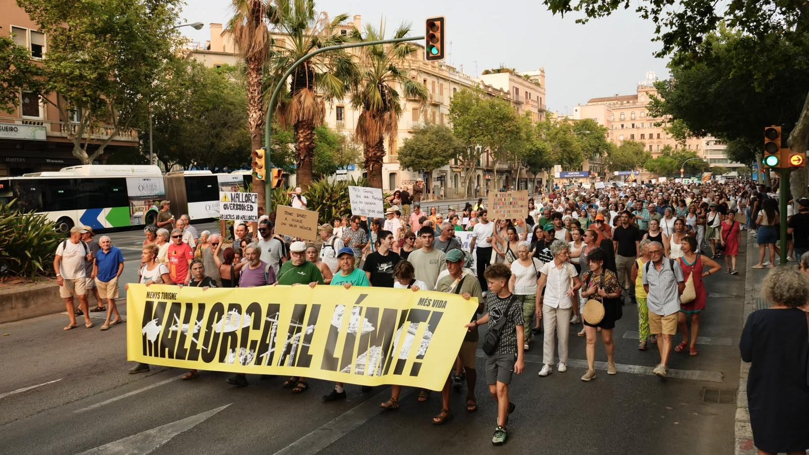 Cartell de ''Mallorca al límit'' a la concentració.
