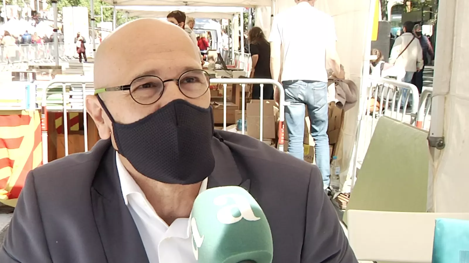 Raül Romeva firmant llibres a Passeig de Gràcia
