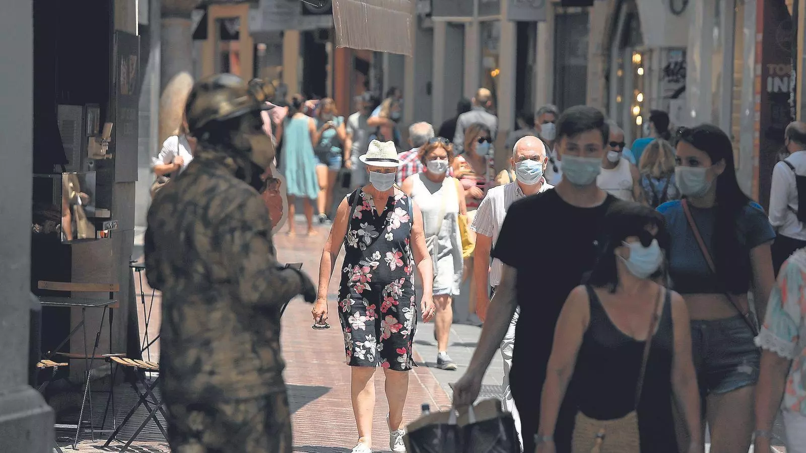 Turistes passegen pel carrer de Sant Miquel de Palma un dia de l'estiu del 2021