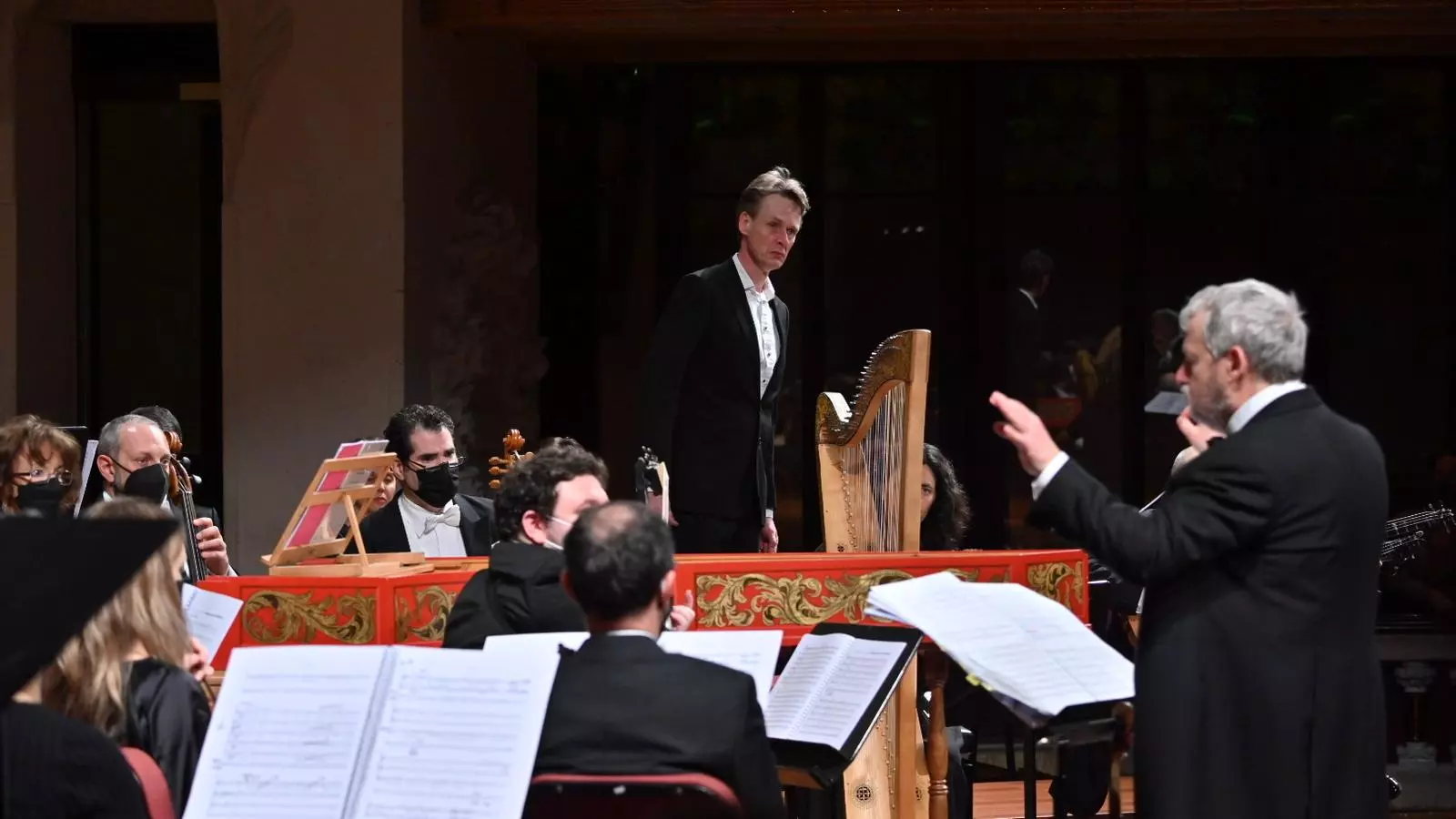 Fabio Biondi dirigint L’Europa Galante i el tenor Ian Bostridge al Palau de la Música