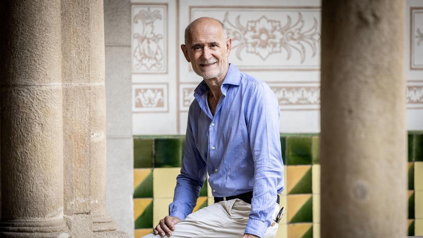 Joan Anton Catalá, astrofísico y divulgador científico, fotografiado en el Pati Manning