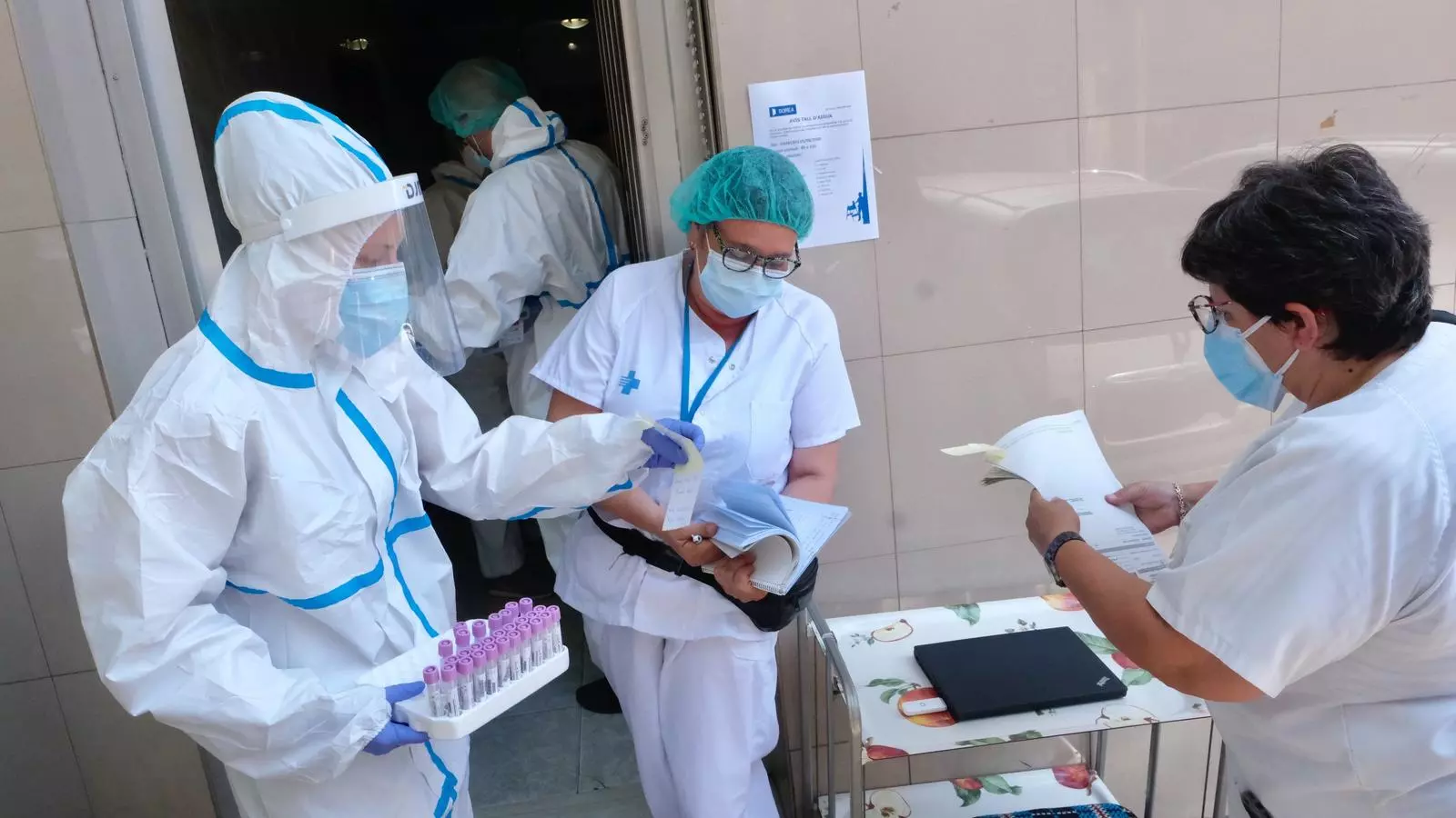 Personal sanitari fent les proves PCR massives porta a porta a Ripollet