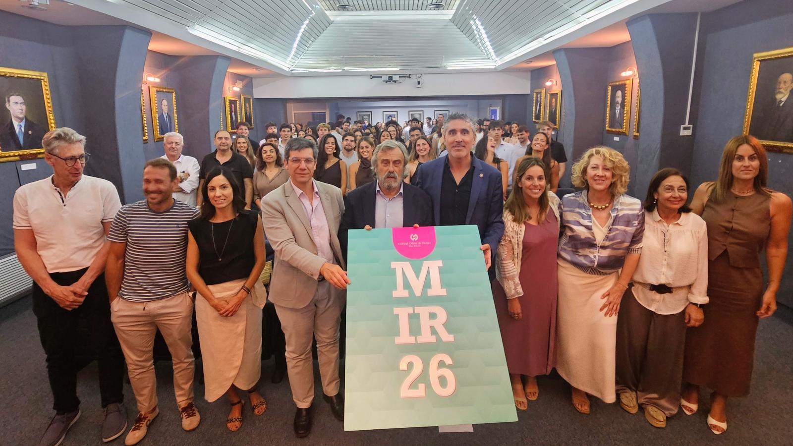 Foto de família dels nous MIR del COMIB.