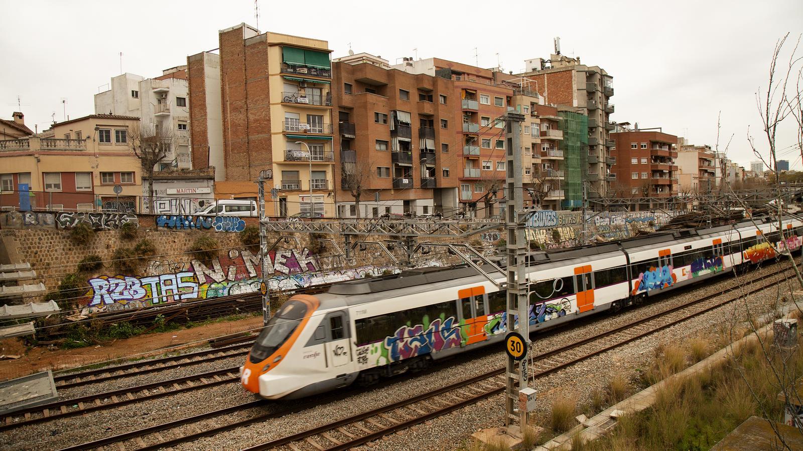 Un tren de cercanías avanza por el medio del Hospitalet
