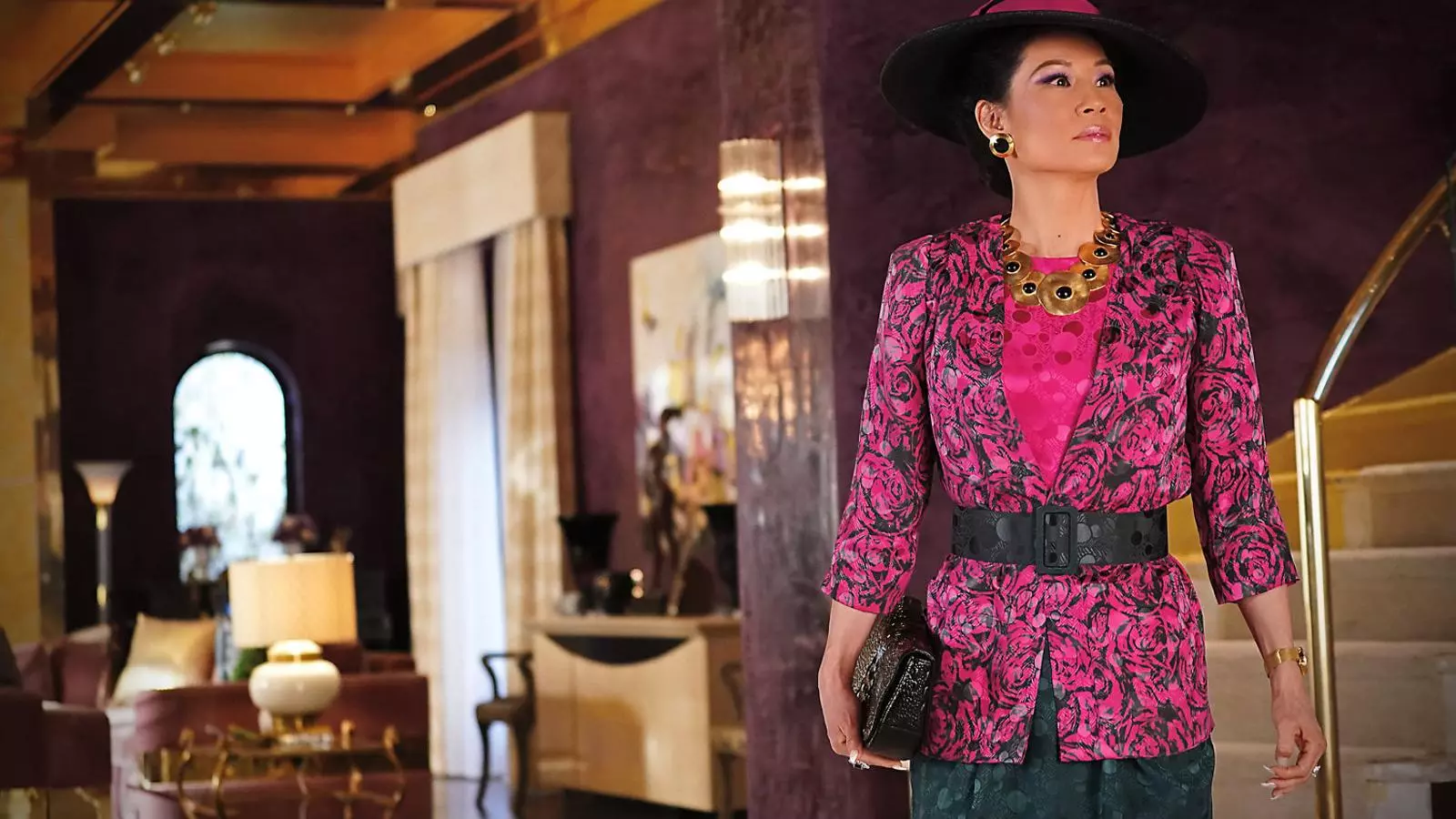 Lucy Liu interpreta la Simone, una dona dels anys 80 que descobreix que el seu marit és gai.