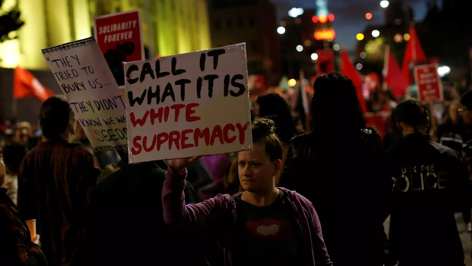 Una manifestant anti-nazi aixeca una pancarta amb el lema "Anomeneu-ho com el que és, supremacia blanca"