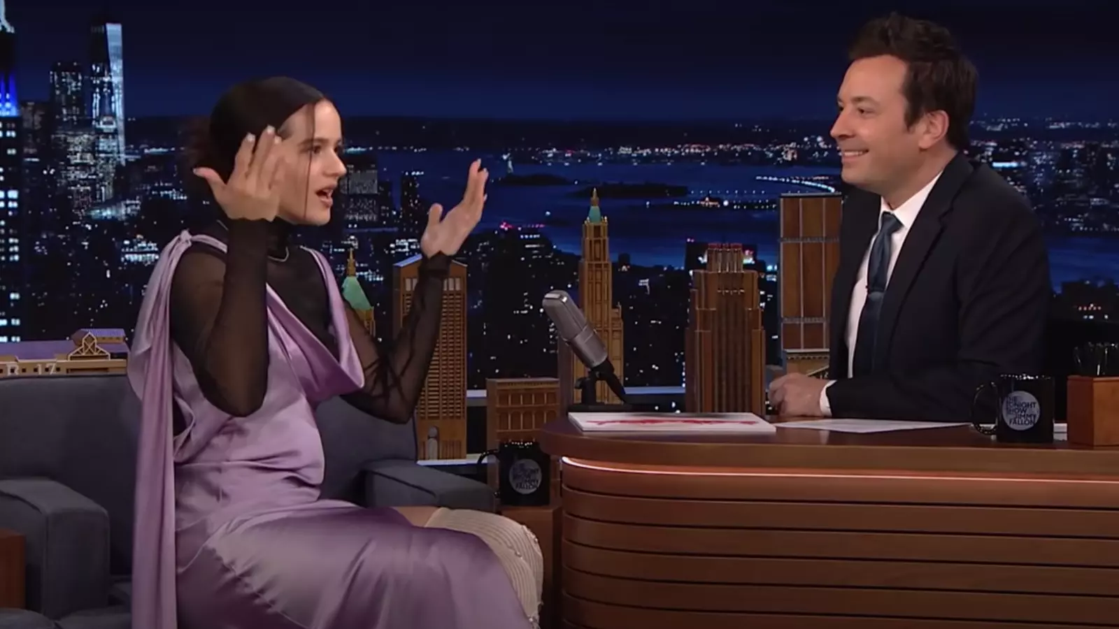 Roalía en un moment de l'entrevista amb Fallon