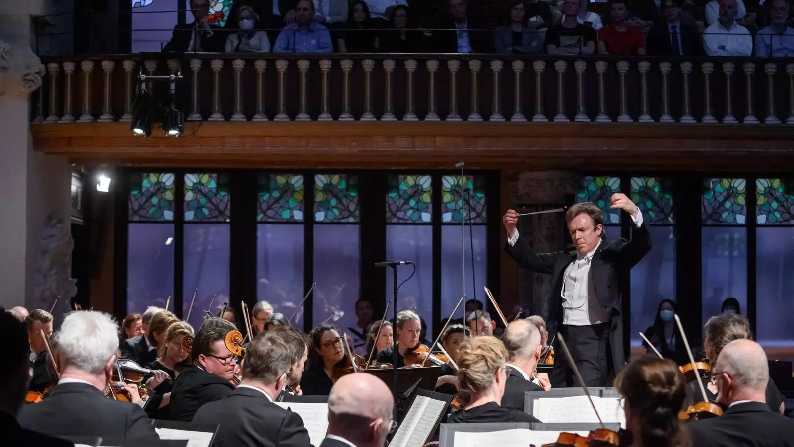 Daniel Harding dirigint la Simfònica de la Ràdio Sueca al Palau de la Música.