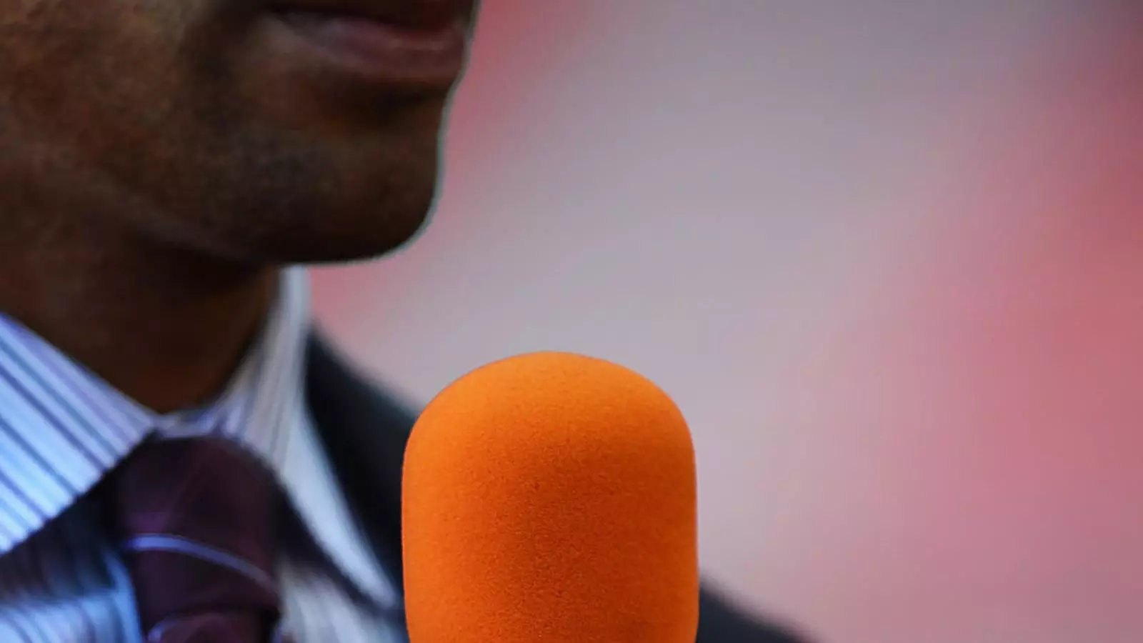 Un periodista amb un micròfon de la cadena qatariana Al-Jazira, que ha sigut víctima d’espionatge