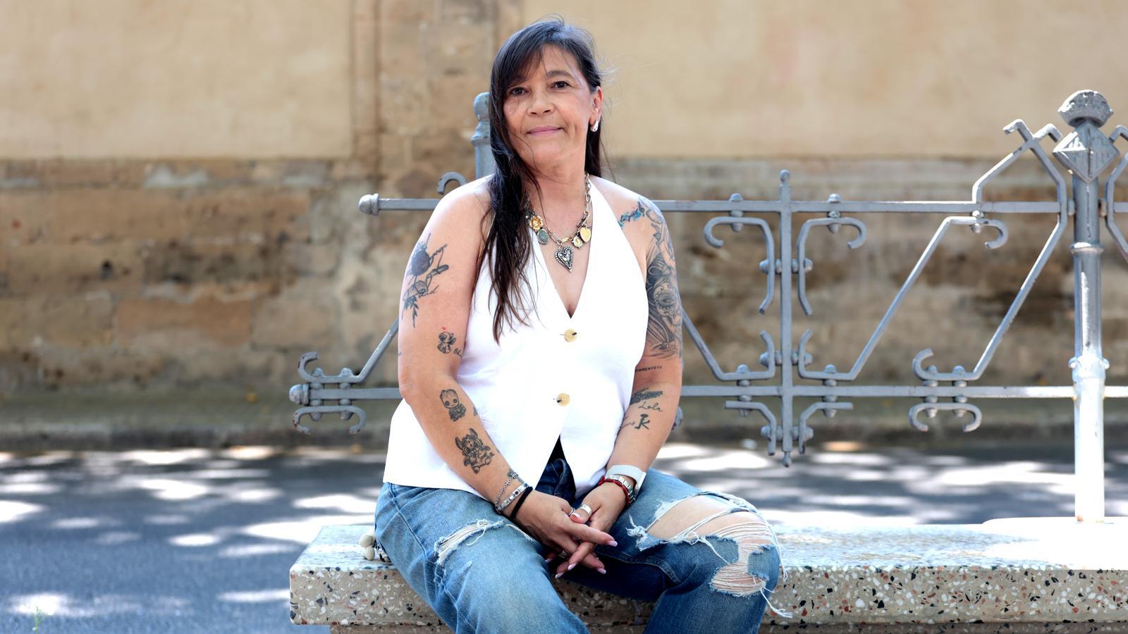 Sara del Mar posa a un banc de la Rambla de Palma.