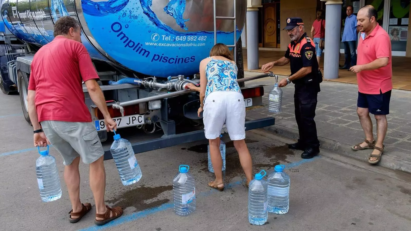 El primer camió cisterna repartint aigua ahir als carrers de la Bisbal d’Empordà.