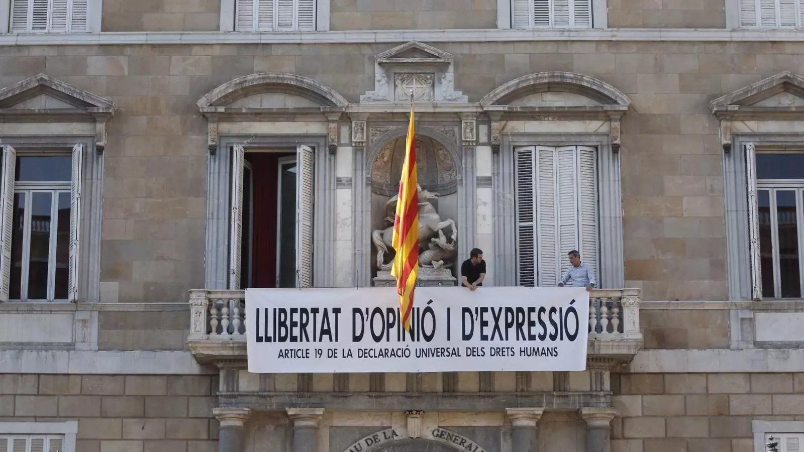 La nova pancarta penjada a la façana del Palau de la Generalitat