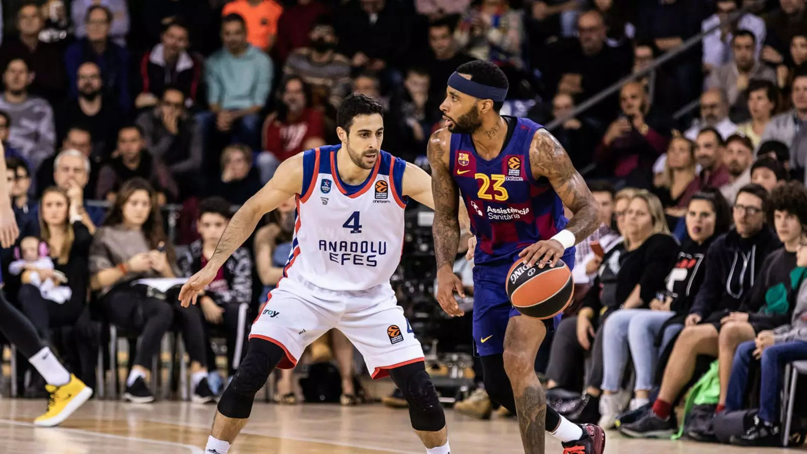 Malcolm Delaney, base del Barça, botant la pilota mentre Dogus Balbay, jugador de l’Anadolu Efes, el defensa.
