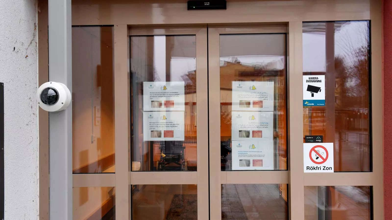 Notes informatives a l'entrada de l'hospital on ha acudit el pacient sospitós de patir Ebola.