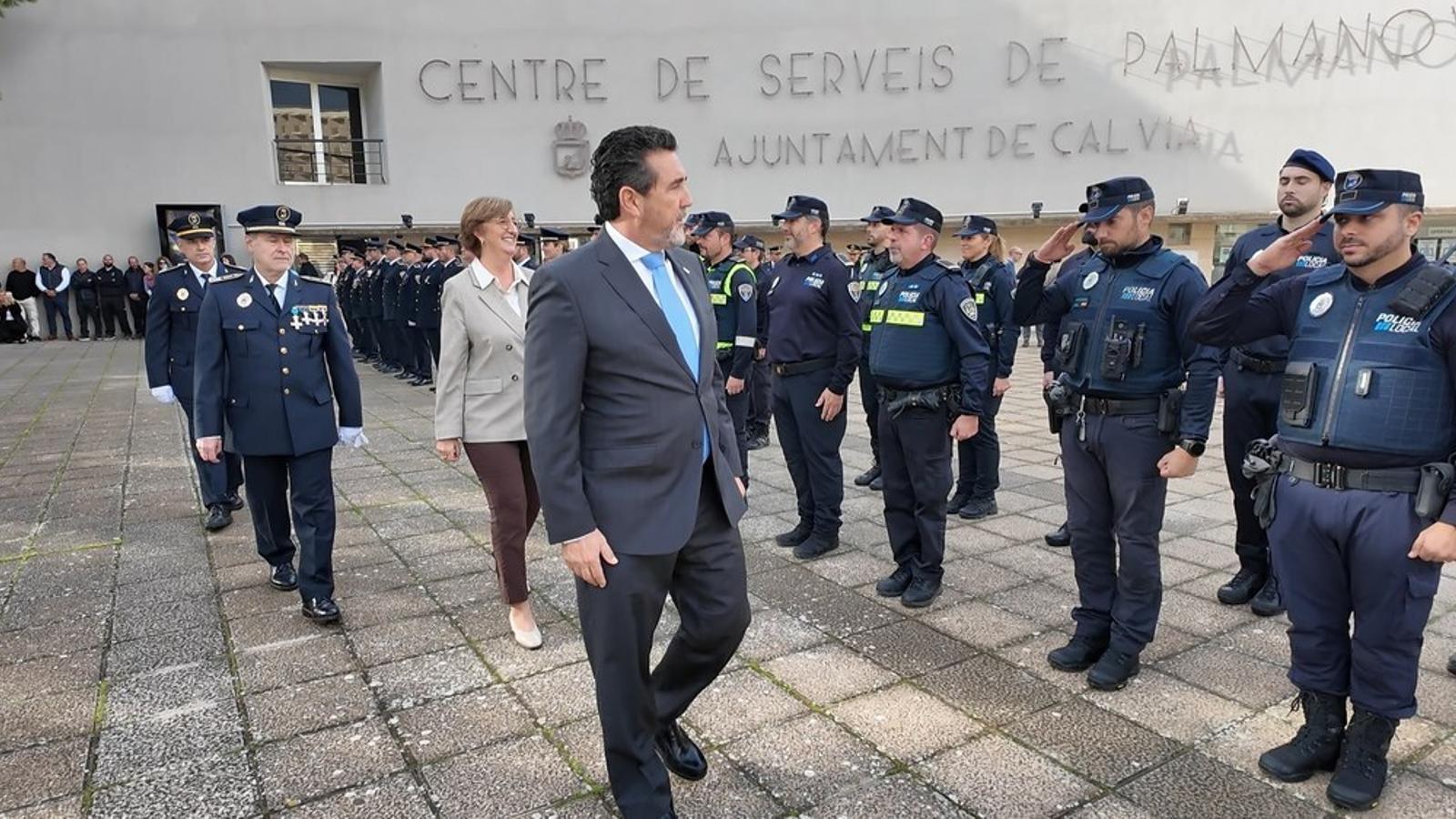 El batle de Calvià, Juan Antonio Amengual, passa revista durant la Diada de la Policia Local.