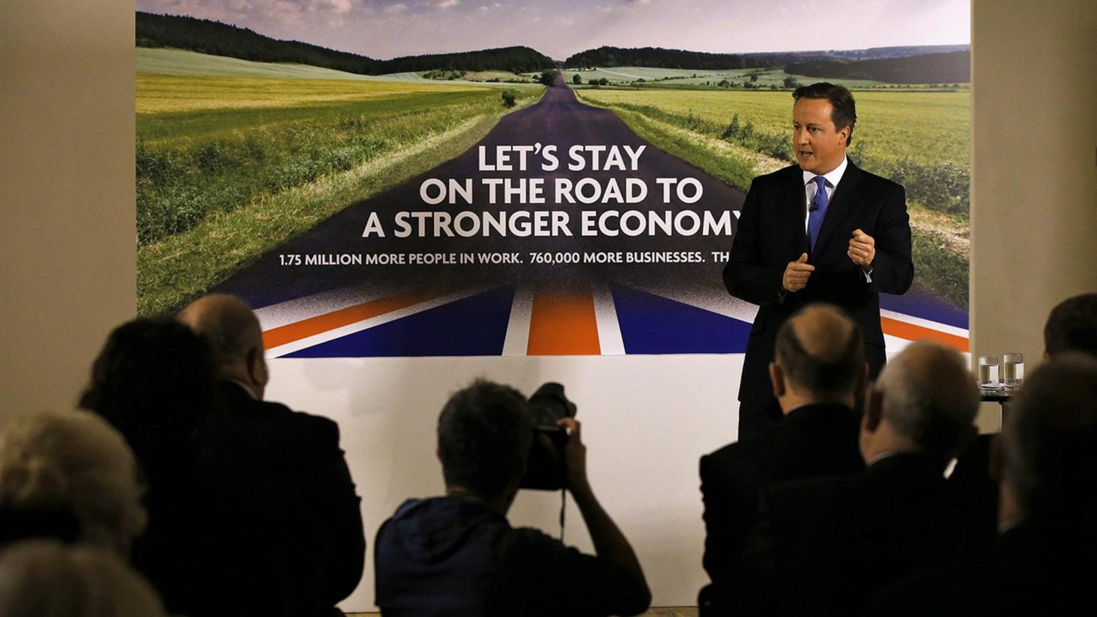 L’ECONOMIA, TEMA CLAU 
 El primer ministre britànic, el conservador David Cameron, en la presentació del lema de la seva campanya electoral, basat en la necessitat de mantenir el rumb econòmic. Quatre mesos abans de les eleccions previstes per al 7 de maig, el debat polític al Regne Unit és més intens que mai.