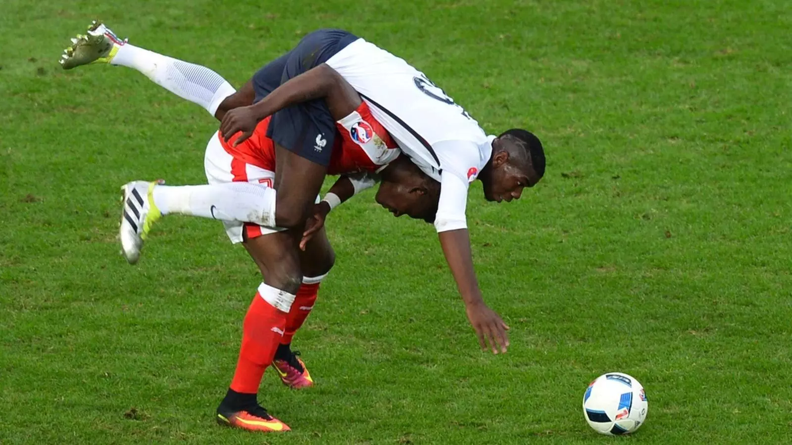 Pogba topa amb Embolo