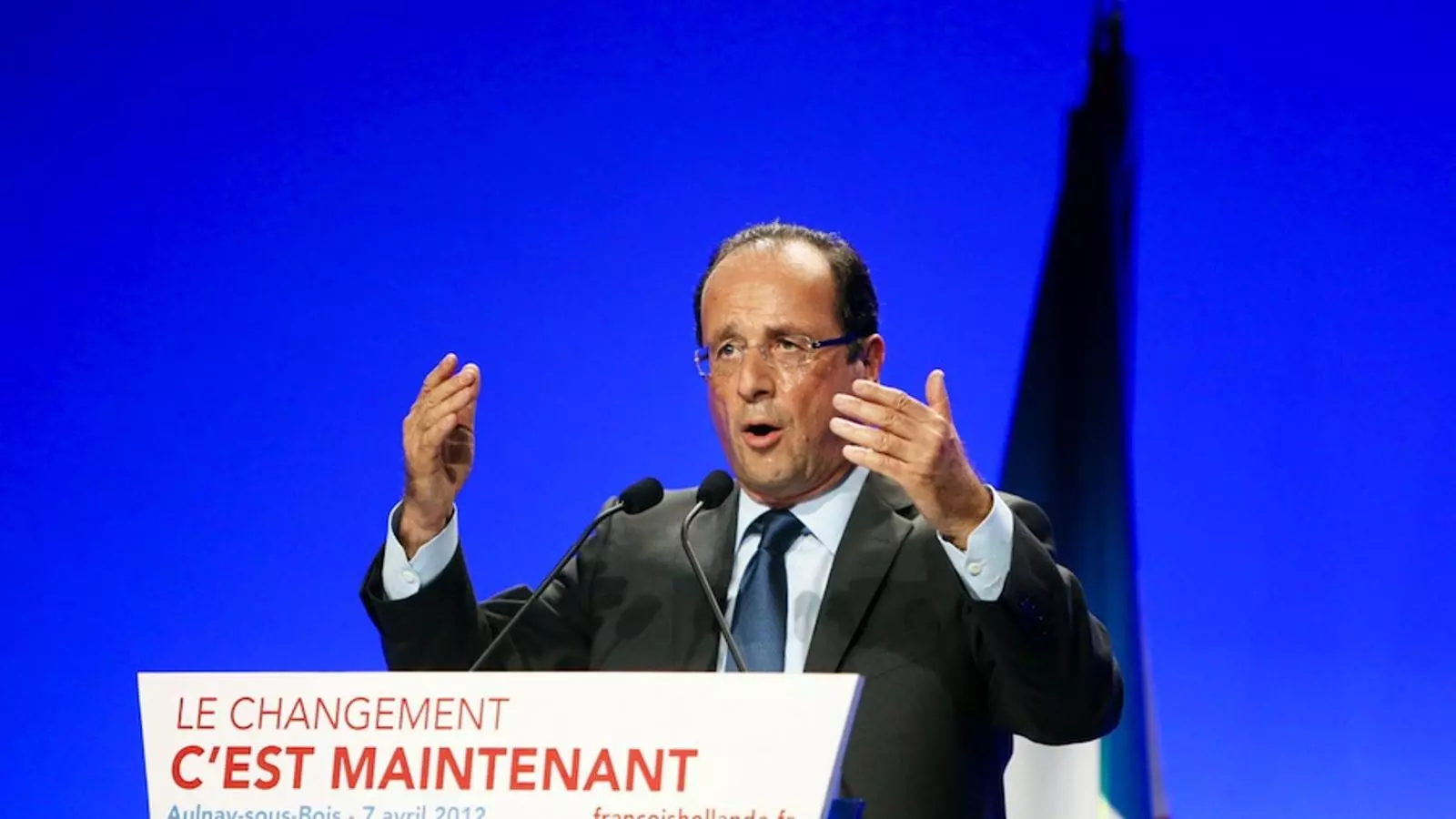 El candidat del Partit Socialista, François Hollande, en un acte de campanya a Aulnay-sous-Bois, als afores de parís, aquest dissabte. / KENZO TRIBOUILLARD / AFP