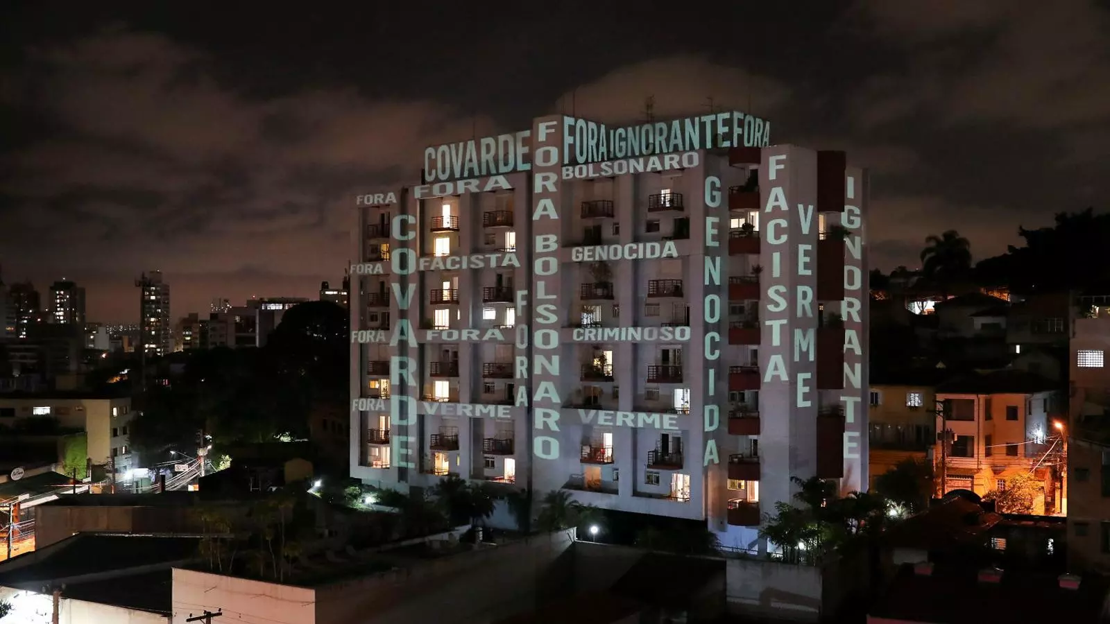 Proclames contra Bolsonaro per la seva actuació amb relació al coronavirus projectades en un edifici de São Paulo.