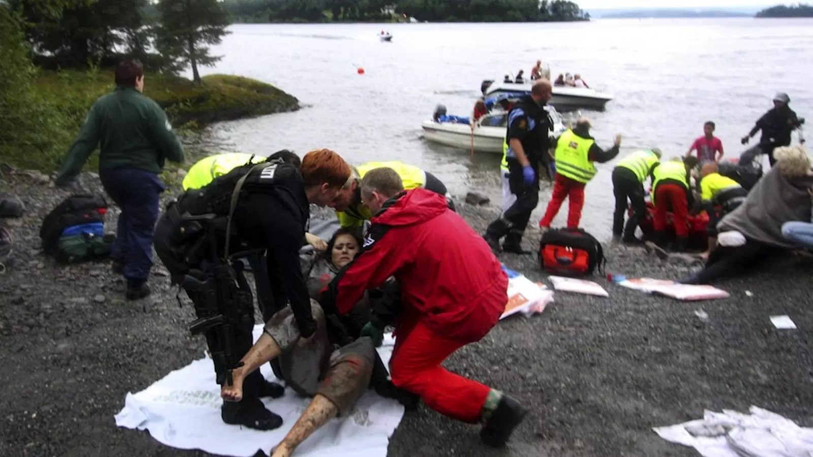 Una jove ferida és evacuada, a l'illa d'Utoya / AFP