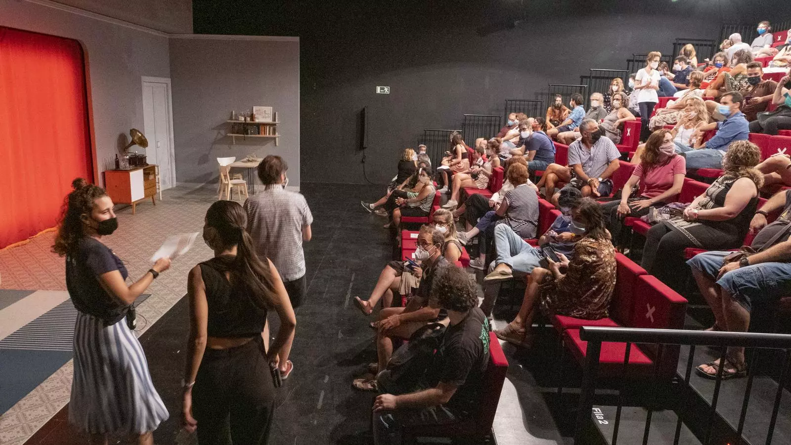 Públic entrant a la Sala Beckett just abans d'una funció aquest juliol
