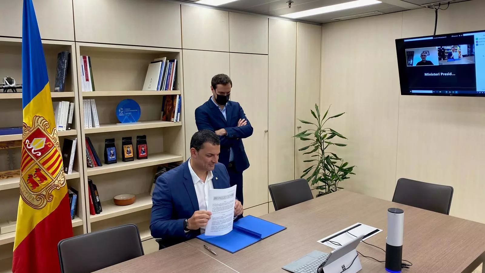 Un moment de la signatura, per part del ministre de Presidència, Economia i Empresa i president d'Andorra Recerca i Innovació, Jordi Gallardo.