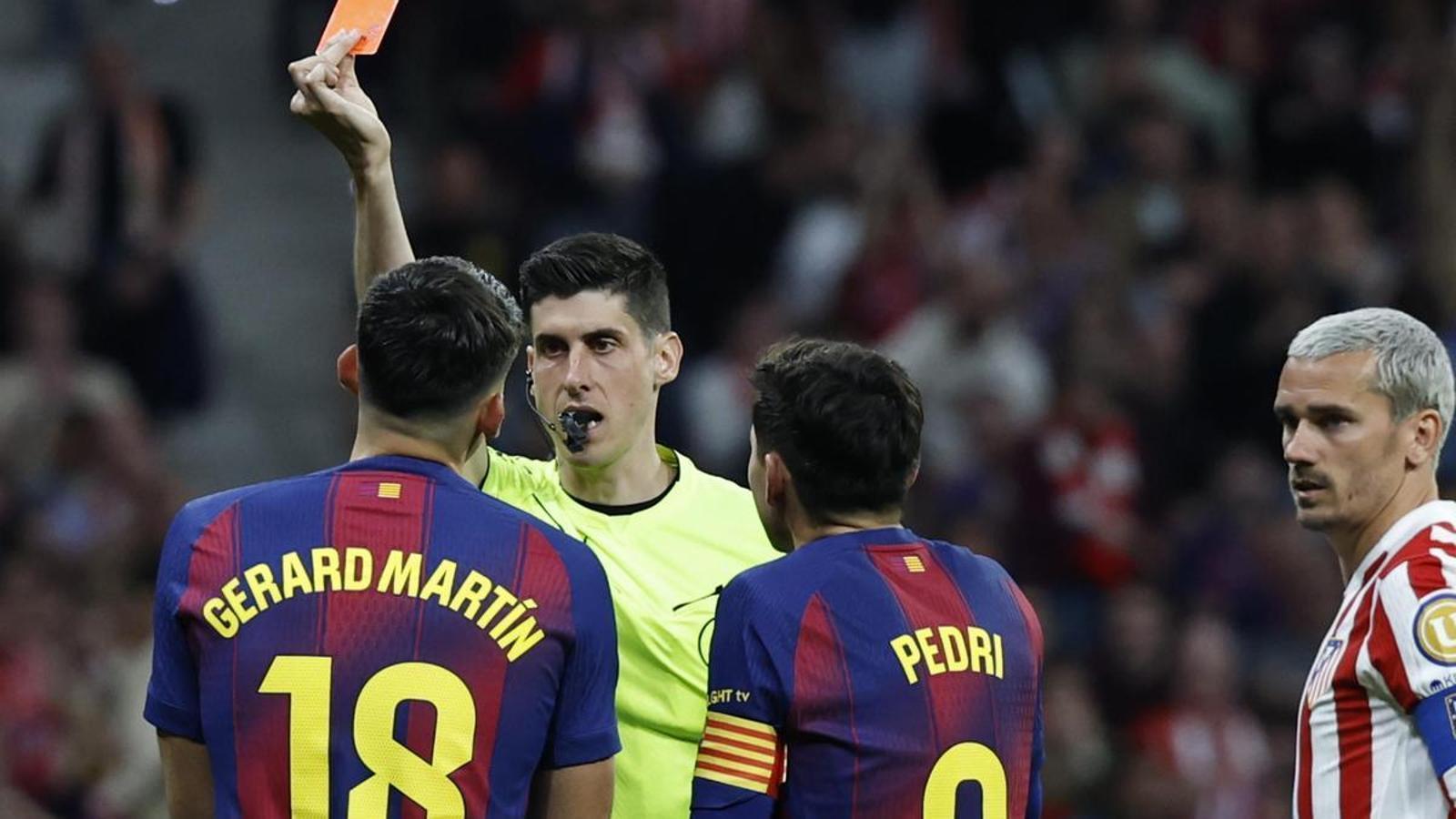 Gerard Martin, viendo la roja en el campo del Atlético de Madrid