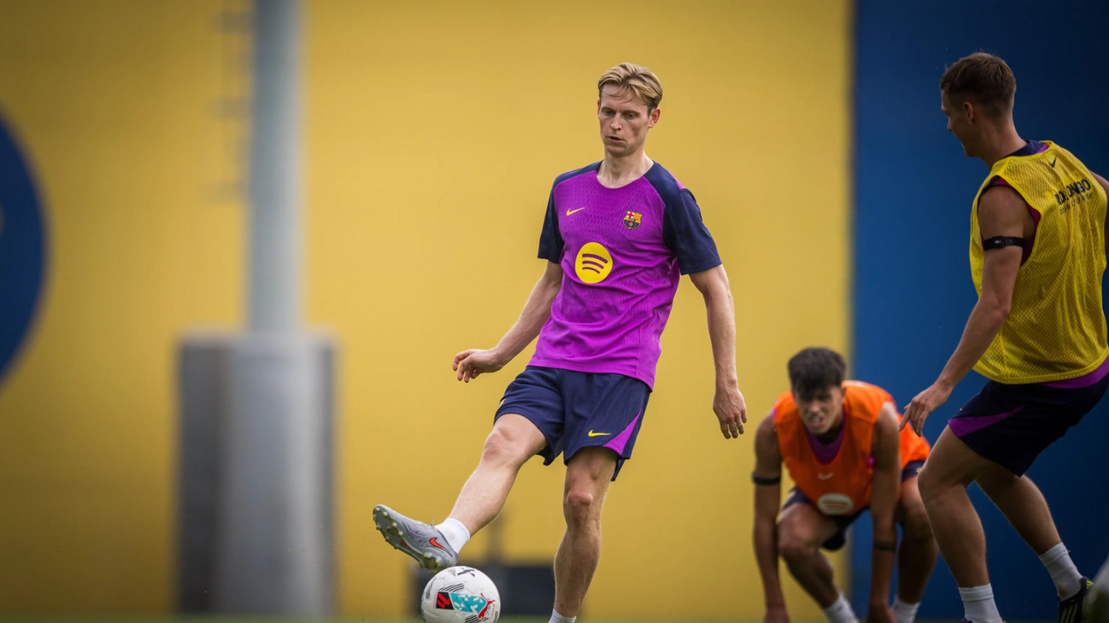 Frenkie de Jong during training at the beginning of this season