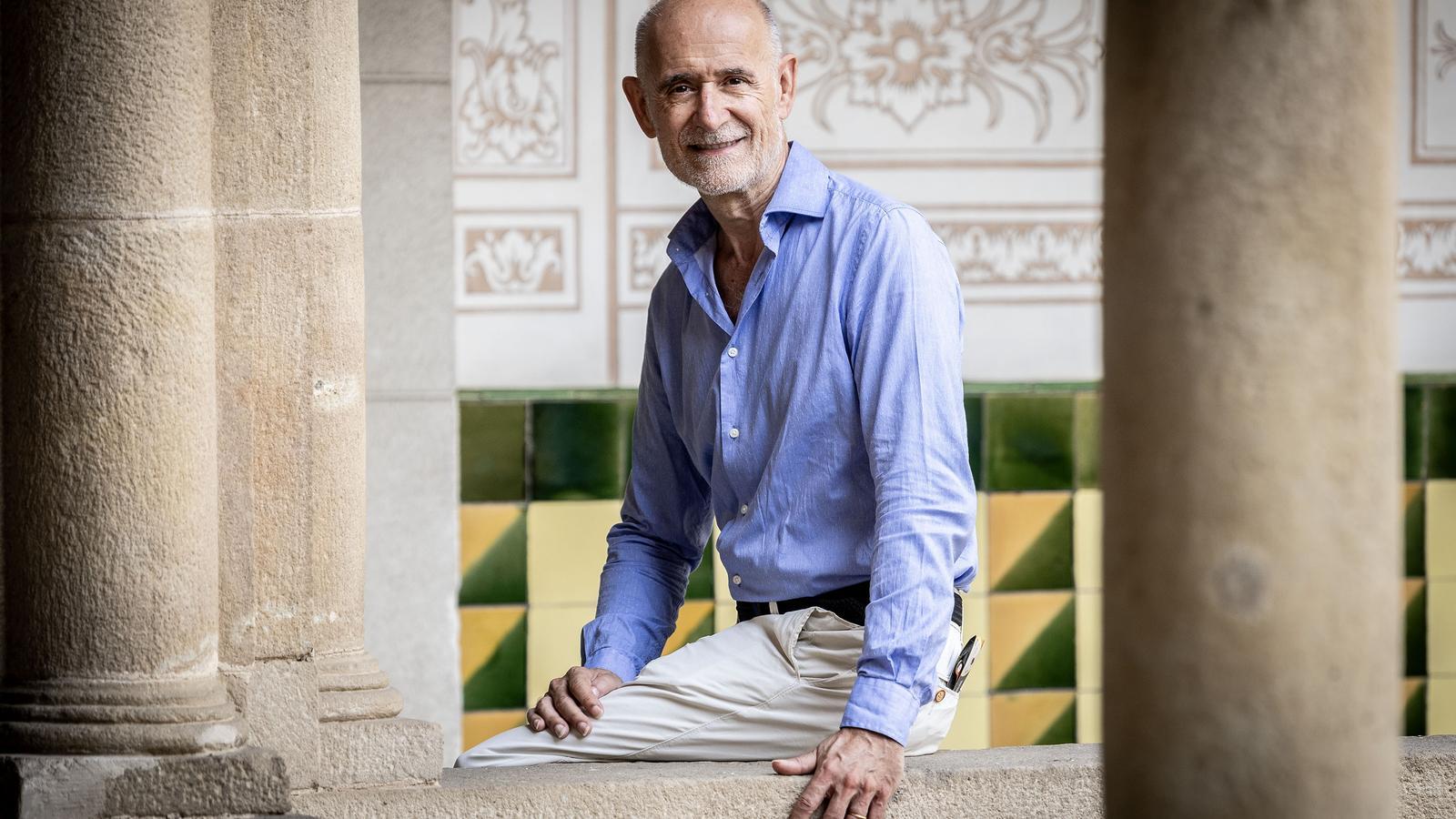 El astrofísico y divulgador científico Joan Anton Català en el Patio Manning de Barcelona.