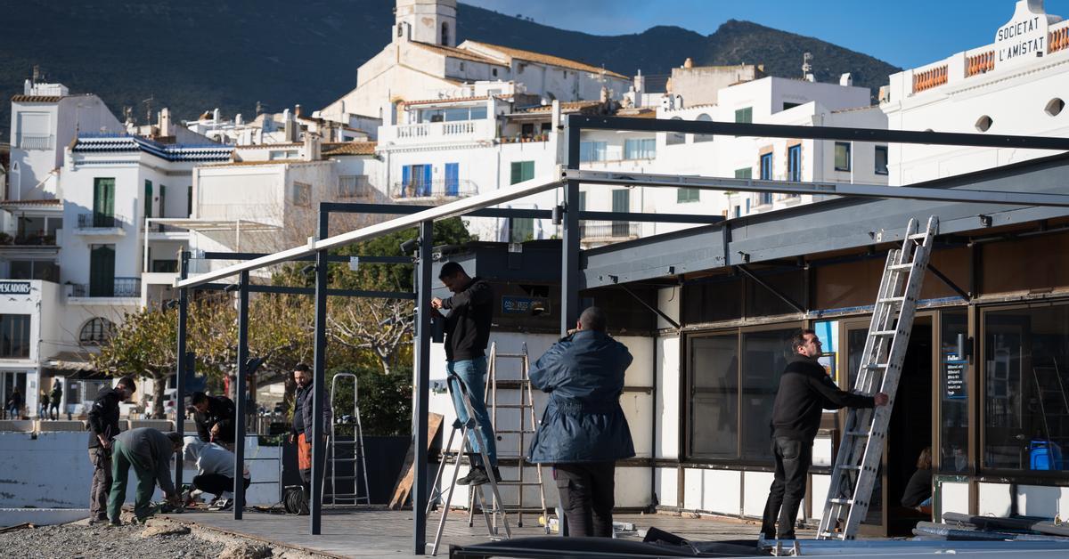 La baluerna del Bar Boia de Cadaqués podria desballestar-se per sempre aquest juliol

Si el ple del Consell Comarcal de l'Alt Empordà el desqualifica com a bé cultural d'interès local, la carcassa que s'hi manté es podrà eliminar de la platja
