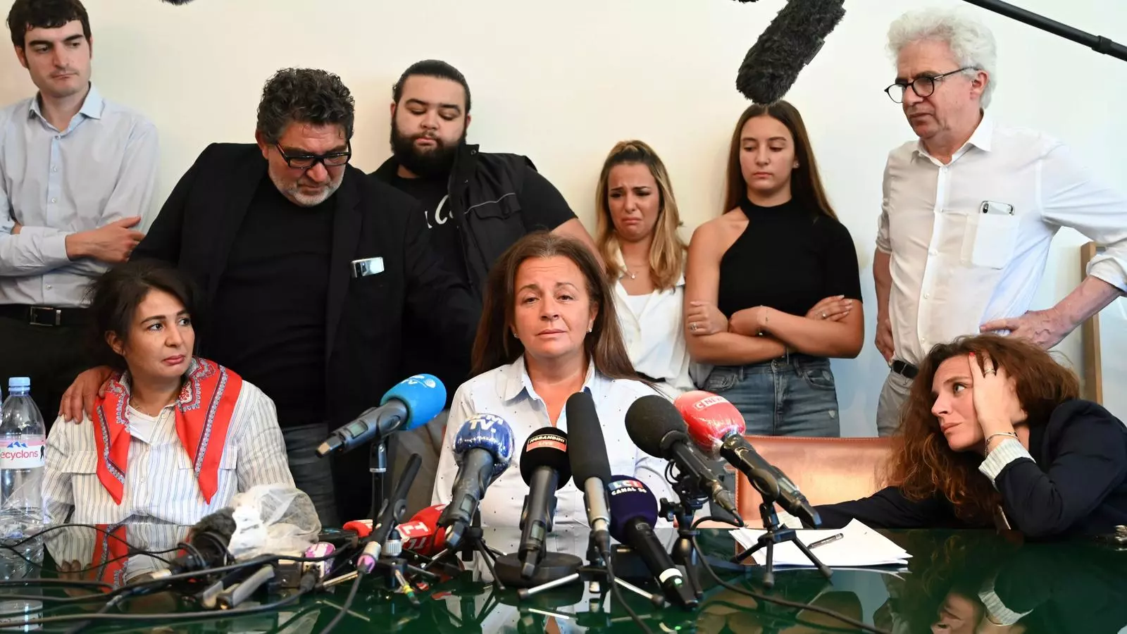 Fatima Chouviat, la mare de Cedric Chouviat, intervenint en una roda de premsa per explicar la mort del seu fill a mans de la policia