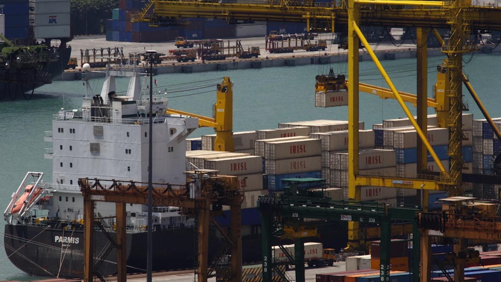 A ship carrying Iranian crude oil recently stopped in the port of Singapore. / THOMAS WHITE / REUTERS