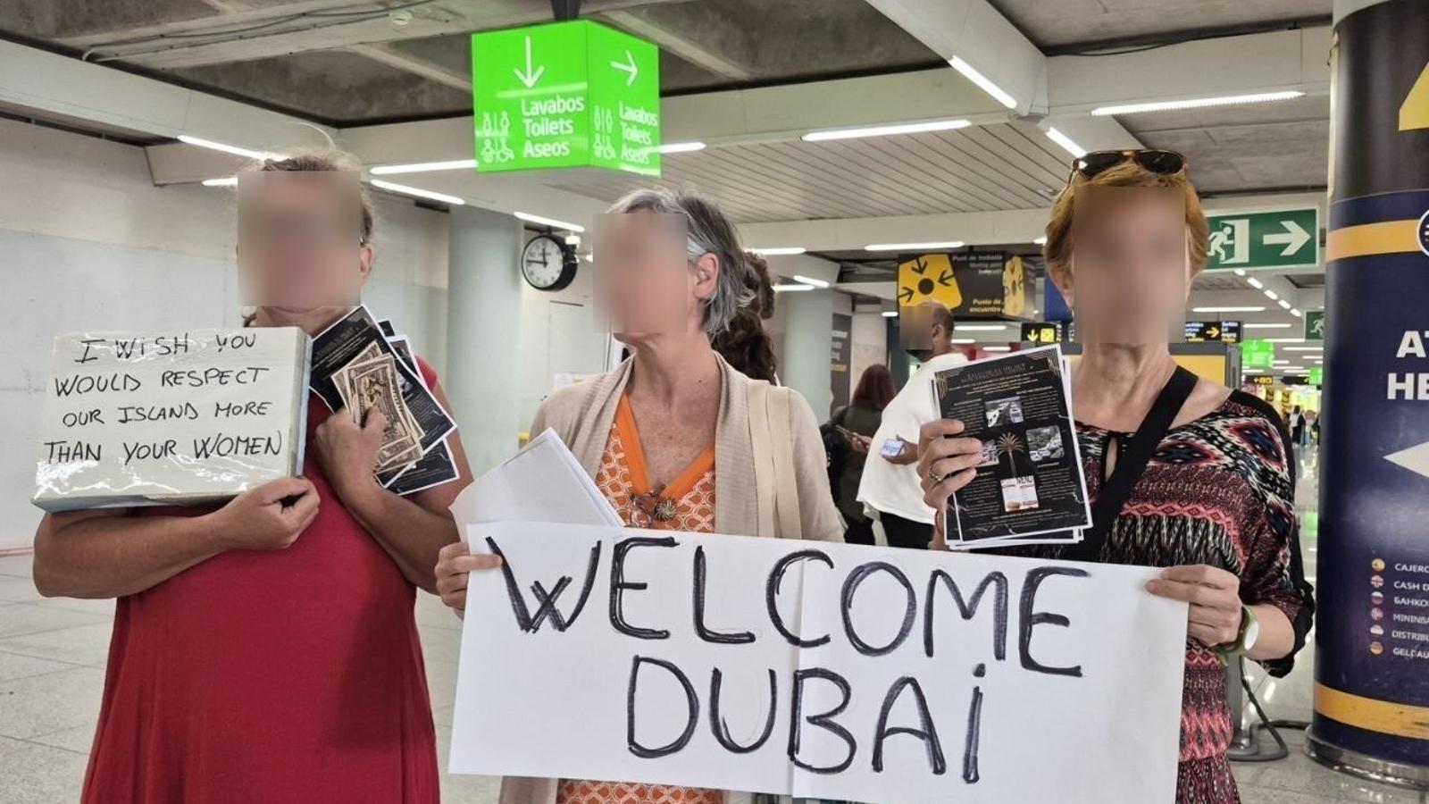 Un grupo de activistas hace una bienvenida irónica a los primeros pasajeros de la ruta entre Palma y Dubai