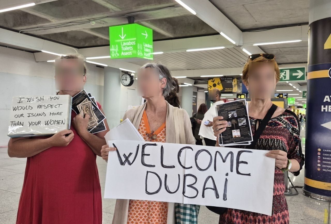 Un grup d'activistes fa una benvinguda irònica als primers passatgers de la ruta entre Palma i Dubai