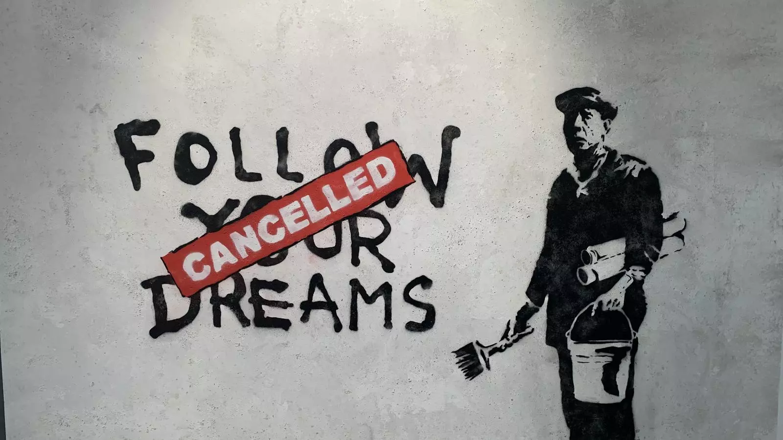 Fotografia del mural 'Segueix els teus somnis (cancel·lat)' de l'artista Bansky,  al museu de Banksy, a Nova York, on s'hi exposen les recreacions de gairebé 200 peces que l'artista ha deixat per tot el món