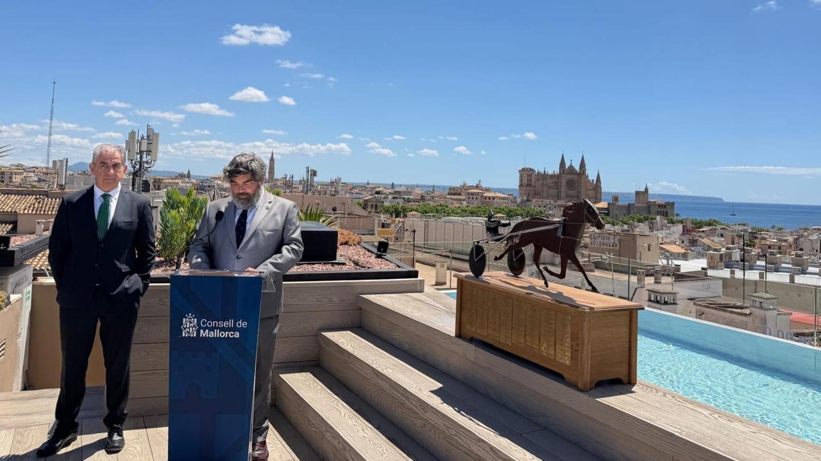 Pedro Bestard, a la derecha, este miércoles en la presentación del trofeo del Premio Nacional de Trote.