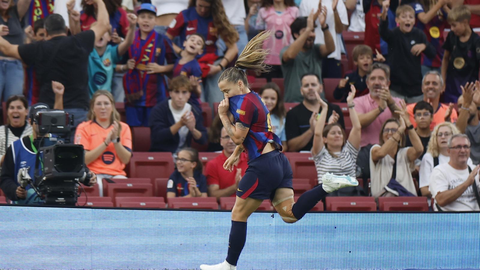 Claudia Pina se hace un beso al escudo en el clásico en el Camp Nou