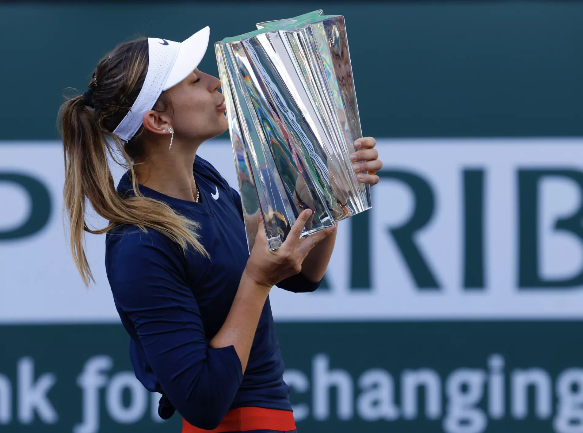 Paula Badosa besa el trofeu d'Indian Wells