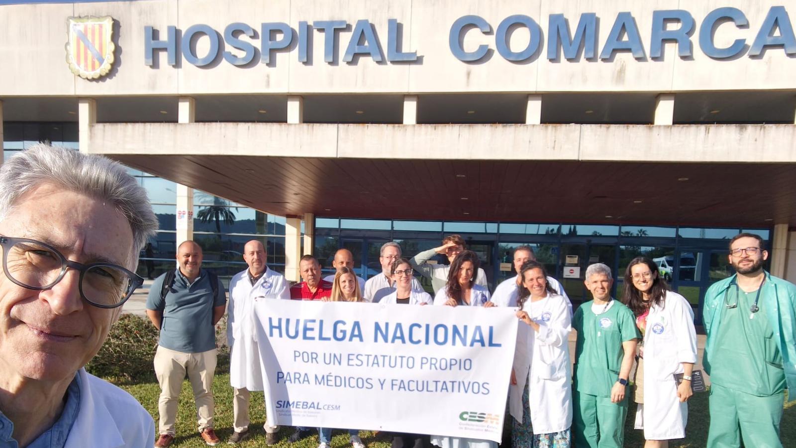 Concentració dels metges en vaga a les portes de l'Hospital Comarcal d'Inca.