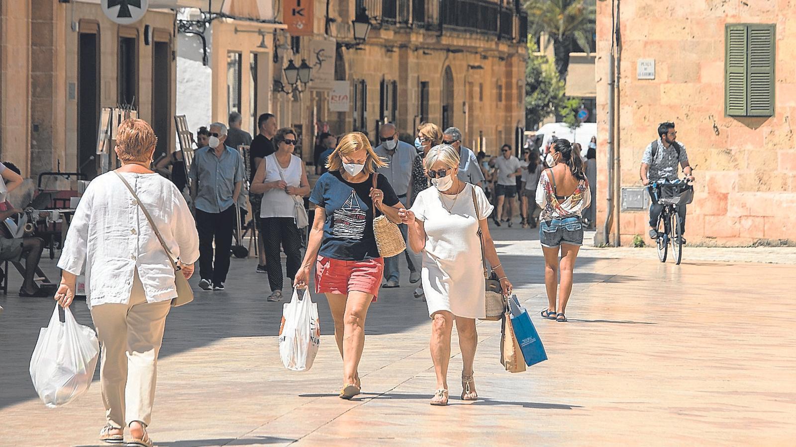 Gran part de la població de Ciutadella du mascareta de manera voluntària després de la notícia del macrobrot.