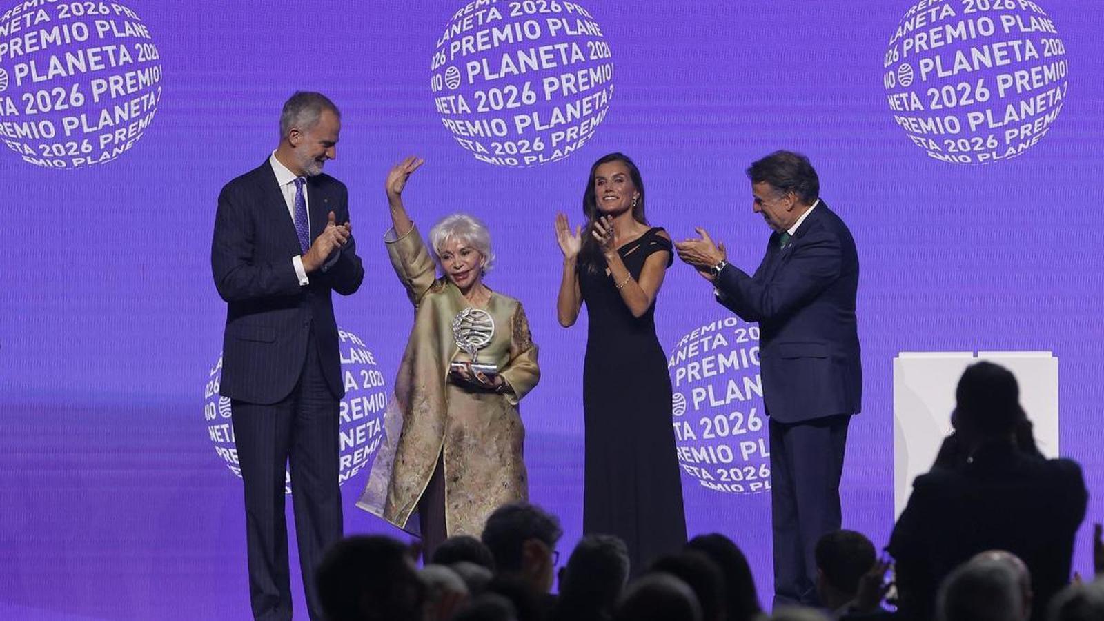 Isabel Allende gana el Premio Planeta en una gala en Barcelona con presencia de los reyes.