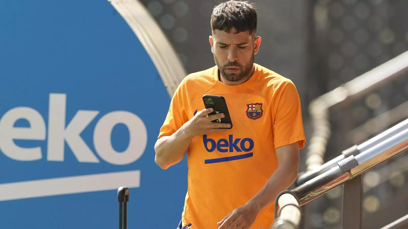 Jordi Alba mirant el mòbil abans d'un entrenament amb el Barça.